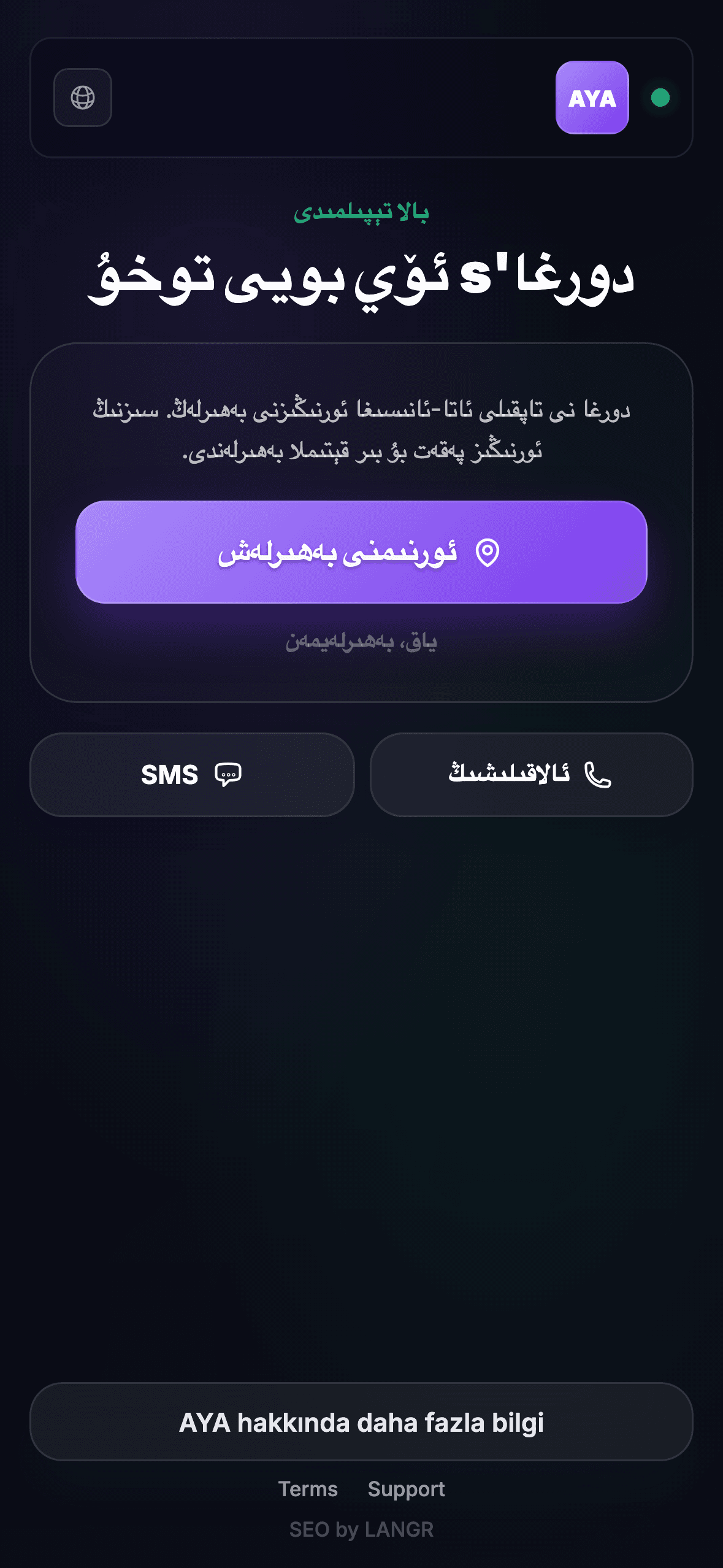 Bulan kişi QR kodunu tarıyor